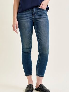 Judy Blue Women's Angie Comfy Chic Relaxed Fit Mid Rise Jeans Sz 13/31